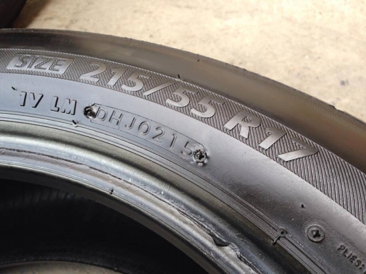 ยาง Bridgstone 215-55-17 ปี 15 ครบชุด 4 เส้น 5000 สภาพสวยๆไม่บวมไม่กินข้าง ดอกยางเหลือเยอะเอาไปวิ่งกันใด้อีกยาวค่ะ