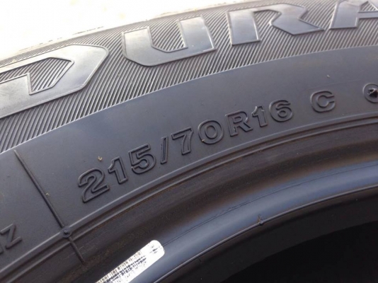 ยาง Bridgstone 215-70-16 ปี 15 ครบชุด 4 เส้น 6000  สภาพสวยๆไม่มีปะไม่บวมไม่กินข้าง ดอกยางเหลือเยอะเอาไปวิ่งกันใด้อีกยาวค่ะ