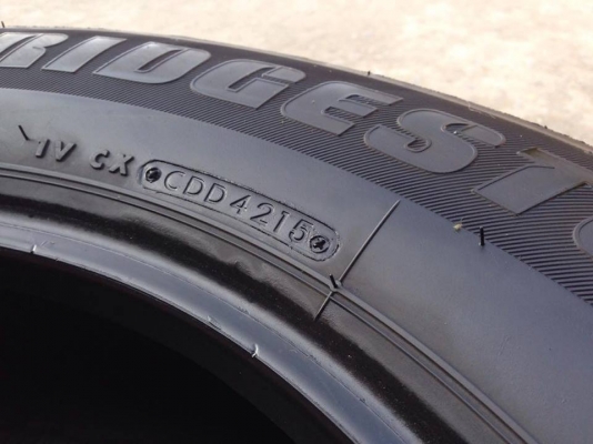 ยาง Bridgstone 215-70-16 ปี 15 ครบชุด 4 เส้น 6000  สภาพสวยๆไม่มีปะไม่บวมไม่กินข้าง ดอกยางเหลือเยอะเอาไปวิ่งกันใด้อีกยาวค่ะ