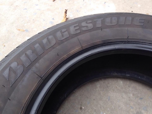 ยาง Bridgstone 215-65-16 ปี 16 1เส้น ปี 15 3เส้น ครบชุด 4 เส้น 5500  สภาพสวยๆไม่บวมไม่กินข้าง ดอกยางเหลือเยอะเอาไปวิ่งกันใด้อีกยาวค่ะ