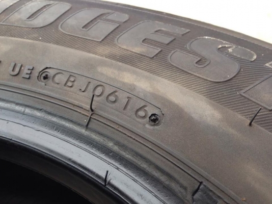 ยาง Bridgstone 215-65-16 ปี 16 1เส้น ปี 15 3เส้น ครบชุด 4 เส้น 5500  สภาพสวยๆไม่บวมไม่กินข้าง ดอกยางเหลือเยอะเอาไปวิ่งกันใด้อีกยาวค่ะ