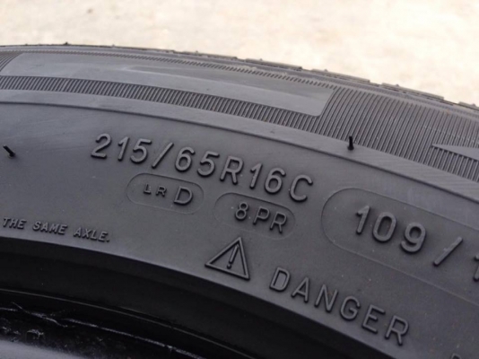 ยาง MICHELIN 215-65-16 ปี 16 ครบชุด 4 เส้น 7000  สภาพสวยๆไม่มีปะไม่บวมไม่กินข้าง ดอกยางเหลือเยอะเอาไปวิ่งกันใด้อีกยาวค่ะ
