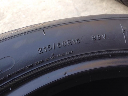 ยาง MICHELIN 215-60-16 ปี 16 ครบชุด 4 เส้น 3000  สภาพสวยๆไม่บวมไม่กินข้าง ดอกยางเหลือเยอะเอาไปวิ่งกันใด้อีกยาวค่ะ