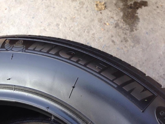 ยาง MICHELIN 215-60-16 ปี 16 ครบชุด 4 เส้น 3000  สภาพสวยๆไม่บวมไม่กินข้าง ดอกยางเหลือเยอะเอาไปวิ่งกันใด้อีกยาวค่ะ