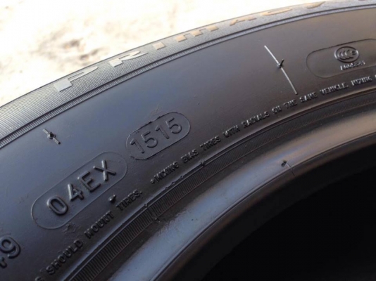 ยาง MICHELIN 215-60-16 ปี 16 ครบชุด 4 เส้น 3000  สภาพสวยๆไม่บวมไม่กินข้าง ดอกยางเหลือเยอะเอาไปวิ่งกันใด้อีกยาวค่ะ