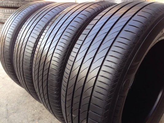 ยาง MICHELIN 215-60-16 ปี 16 ครบชุด 4 เส้น 3000  สภาพสวยๆไม่บวมไม่กินข้าง ดอกยางเหลือเยอะเอาไปวิ่งกันใด้อีกยาวค่ะ
