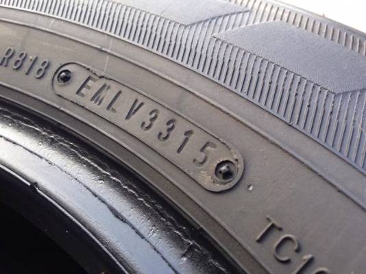 ยาง DUNLOP 215-70-15 ปี 15 ครบชุด 4 เส้น 6000 สภาพสวยๆไม่มีปะไม่บวมไม่กินข้าง ดอกยางเหลือเยอะเอาไปวิ่งกันใด้อีกยาวค่ะ