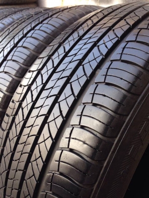 ยาง MICHELIN 215-65-16 ปี 16 ครบชุด 4 เส้น 6000 สภาพสวยๆไม่มีปะไม่บวมไม่กินข้าง ดอกยางเหลือเยอะเอาไปวิ่งกันใด้อีกยาวค่ะ