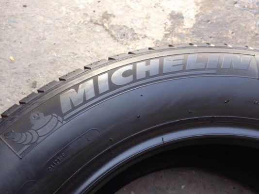 ยาง MICHELIN 215-65-16 ปี 16 ครบชุด 4 เส้น 6000 สภาพสวยๆไม่มีปะไม่บวมไม่กินข้าง ดอกยางเหลือเยอะเอาไปวิ่งกันใด้อีกยาวค่ะ
