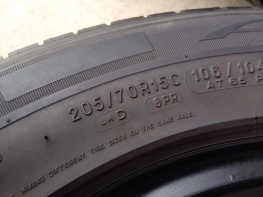 ยาง MICHELIN 205-70-15 ปี 15 ครบชุด 4 เส้น 5000 สภาพสวยๆไม่บวมไม่กินข้าง ดอกยางเหลือเยอะเอาไปวิ่งกันใด้อีกยาวค่ะ