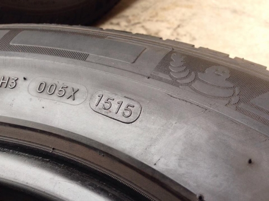ยาง MICHELIN 205-70-15 ปี 15 ครบชุด 4 เส้น 5000 สภาพสวยๆไม่บวมไม่กินข้าง ดอกยางเหลือเยอะเอาไปวิ่งกันใด้อีกยาวค่ะ