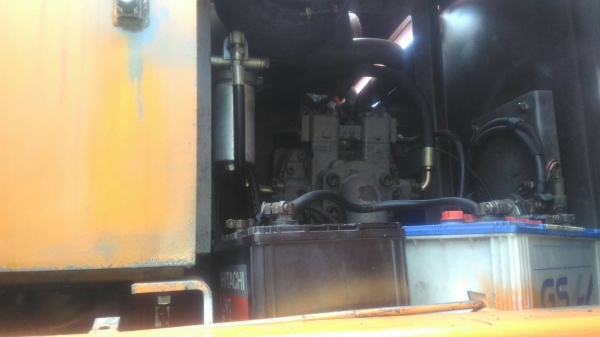 ขาย HITACHI EX90   เก่าใน ทำสีใหม่  เครื่อง ปั๊มเดิม..สภาพสวย...พร้อมใช้..โทร..089-3818694  ดวงนภา