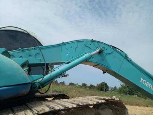 ขายด่วน  KOBELCO SK200 MART -5 ธรรมดา เครื่องปั้มดีเยี่ยม เครื่องแน่น ปัมแรง รถทำงานไม่มีโหลด โซ่ช่วงล่างสวย รูลเลอร์ไม่แตก เอวแน่น ไฟฟ้าสมบูรณ์ โซ่หนา บูมอามมีปะตามรูป แต่รถพร้อมใช้งานจริง เอกสารใบอินวอยซ์