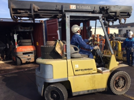 ขายรถโฟลคลิฟท์แท้ จากญี่ปุ่น MITSUBISHI FD25 ,เกียร์คลัทร์, เครื่องยนต์ดีเซล ,งาเทปรับคว่ำ-หงายเทได้ , เสายกสูง 4.0 เมตร ,ล้อหน้าคู่ , รถนำเข้าจากญี่ปุ่น 100\% ขายรถโฟลคลิฟท์แท้ จากญี่ปุ่น MITSUBISHI FD25 ,เกียร์คลัทร์, เครื่องยนต์ดีเซล ,งาเทปรับคว่ำ-หงายเทได้ , เสายกสูง 4.0 เมตร ,ล้อหน้าคู่ , รถนำเข้าจากญี่ปุ่น 100\%