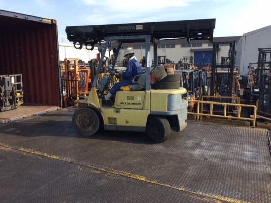 ขายรถโฟลคลิฟท์แท้ จากญี่ปุ่น MITSUBISHI FD25 ,เกียร์คลัทร์, เครื่องยนต์ดีเซล ,งาเทปรับคว่ำ-หงายเทได้ , เสายกสูง 4.0 เมตร ,ล้อหน้าคู่ , รถนำเข้าจากญี่ปุ่น 100\% ขายรถโฟลคลิฟท์แท้ จากญี่ปุ่น MITSUBISHI FD25 ,เกียร์คลัทร์, เครื่องยนต์ดีเซล ,งาเทปรับคว่ำ-หงายเทได้ , เสายกสูง 4.0 เมตร ,ล้อหน้าคู่ , รถนำเข้าจากญี่ปุ่น 100\%