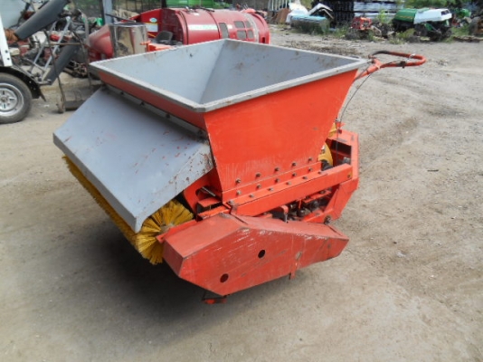 รถโรยทราย TSUCHIYA เดินจูง พร้อมใช้งาน