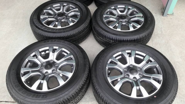ขายล้อแม็กป้ายแดง ford ranger 18" ยางปี16 สนใจติดต่อ ตาเล็ก ล้อและยางครับ 081-3747940
