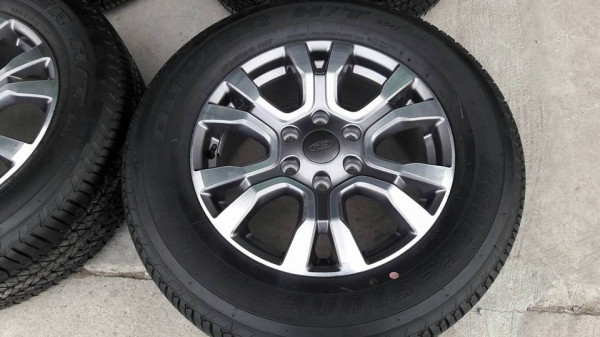 ขายล้อแม็กป้ายแดง ford ranger 18" ยางปี16 สนใจติดต่อ ตาเล็ก ล้อและยางครับ 081-3747940