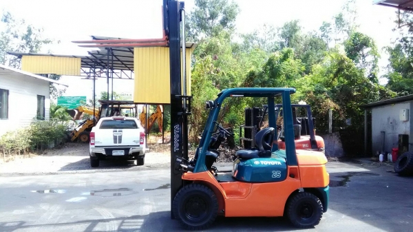 Toyota7fd25ขนาด2.5ตันเสาสูง3เมตร เกียร์ออร์โต้ เครื่องยนต์ดีเซล2Z ราคาต่อรองได้0816161541