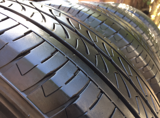 ยางถอดป้ายแดง Firestone 205 70 15 ปี16 ดอกเต็ม ไม่มีปะ ราคาไม่แพง