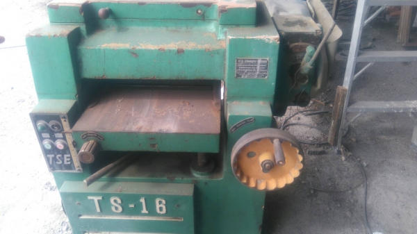 ขายเหมา เครืองทำอิฐบล๊อด  และ เครืองใสไม้ เครืองทำวงกบ ขายเลิกกิจการ คับ