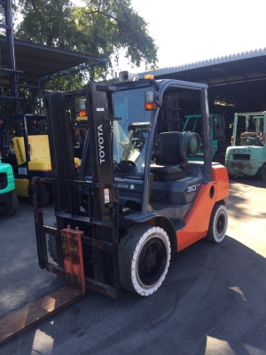 TOYOTA 8FG30 เครื่องเบนซิล+แก๊ส เกียร์ออโต้ เสาสูง3เมตร สนใจติดต่อ083-062-0223(ปอน)