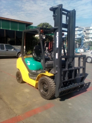 รถยกโคมัสสึรุ่น 17 น้ำหนักยก 2.5 ตัน เสาสูง 4 เมตร เครื่องดีเซล เกียร์ธรรมดา งาเท