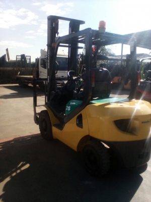 รถยกโคมัสสึรุ่น 17 น้ำหนักยก 2.5 ตัน เสาสูง 4 เมตร เครื่องดีเซล เกียร์ธรรมดา งาเท