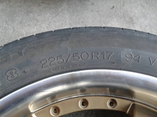 ขอบ17นิ้ว6รู พร้อมยาง ชุดนี้ ราคา 7600 บาท