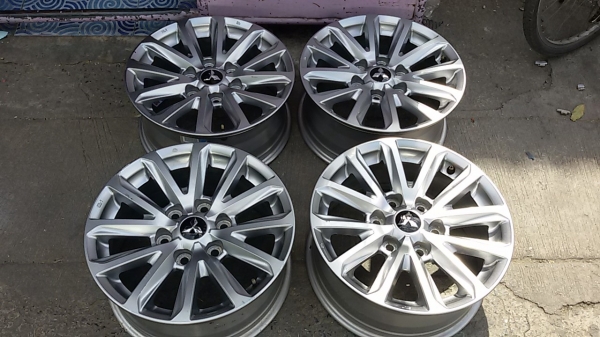 แม็ก New Triton-Pajero ขอบ 17 สภาพเดิมๆถอดป้ายแดง ไม่คดไม่ดุ้ง ไม่มีเก็บสี มีรอยจากการใช้งานบ้าง ราคา 4 วง 6,500 บาท