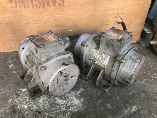 ขายมอเตอร์สั่น-เขย่า Uras vibrator 1/3HP. made in Japan เก่าญี่ปุ่น แปลงไฟเป็น 380V แล้ว เดิมๆวิ่งนิ่ม สั่นแรง พร้อมใช้งาน มี 2ตัวครับ ขายมอเตอร์สั่น-เขย่า Uras vibrator 1/3HP. made in Japan เก่าญี่ปุ่น แปลงไฟเป็น 380V แล้ว เดิมๆวิ่งนิ่ม สั่นแรง พร้อมใช้งาน มี 2ตัวครับ