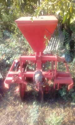 เครื่องฝั้งปุ๋ยแบบใช้ยอย์ปั้นสภาพสวยพร้อมใช้คับ