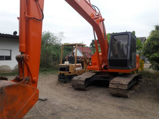 ขายค่ะ. HITACHI  EX90  เก่าใน  ทำสีใหม่ทั้งคัน..เครื่อง ISUZU  มีโบ  ปั๊มดี  ลองระบบกันได้  โทร  089-3818694  ดวงนภา