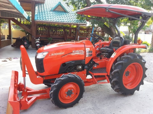 คูโบต้า L3208SP 4 WD รถเกรดA ใบมีดดันหน้าใหม่ ตัดหญ้าใหม่ ทำงาน 260 ชั่วโมง