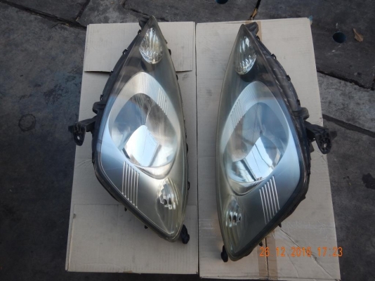 ขายโคมไฟหน้าแท้มือสองHonda  Jazz  สภาพสวย ขาครบไม่หัก 1900บาท