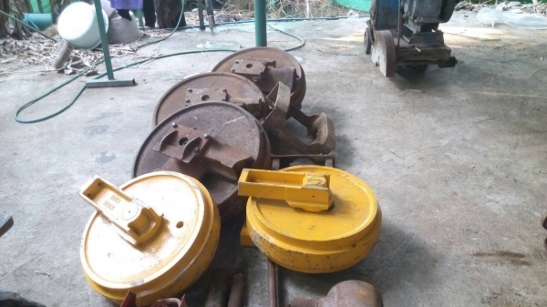 ขายล้อนำ รถแทรกเตอร์ CAT-D-5 สภาพ ตามรูปครับ ขายไม่แพง สนใจโทรมาคุยกันครับ