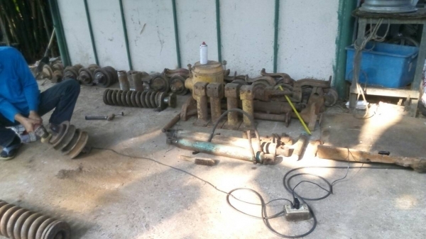 ขายลอนเลอร์ รถแทรกเตอร์ D-4 และสปริงเร่งแทรกสองชั้น สภาพตามรูปครับ