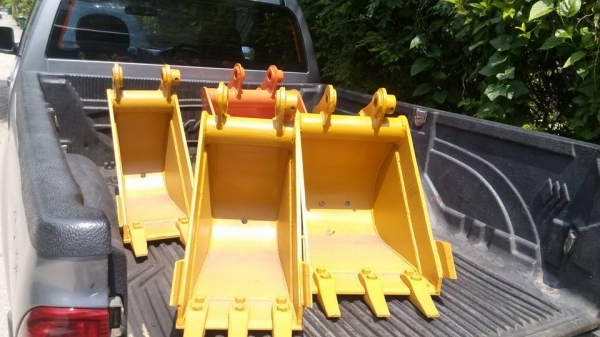 รับสั่งทำบุ้งกี้ วางท่อปะปา ขนาดความต้องการ รถแมคโค เล็ก คูโบต้า ยันม่าร์ โคมัสสุ   ขนาด 20-25-30 ซม. รับประกันความแข็งแรงครับ