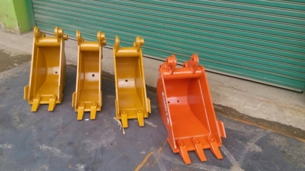 รับสั่งทำบุ้งกี้ วางท่อปะปา ขนาดความต้องการ รถแมคโค เล็ก คูโบต้า ยันม่าร์ โคมัสสุ   ขนาด 20-25-30 ซม. รับประกันความแข็งแรงครับ