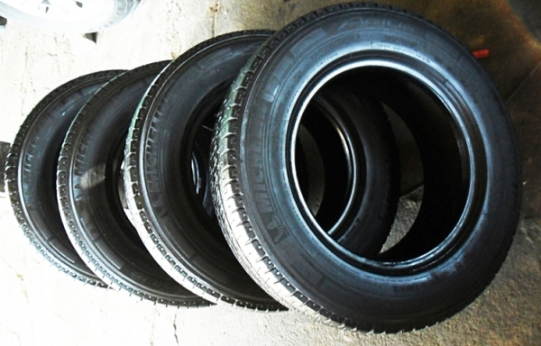 ยางกระบะ ขอบ15 มิชลิน205-70-15 ลงพื้นปี16ดอกหนา1เซ็น ( สวยจัด2เส้น+พอใช้2เส้น)