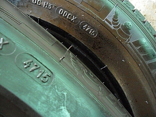 ยางกระบะ ขอบ15 มิชลิน205-70-15 ลงพื้นปี16ดอกหนา1เซ็น ( สวยจัด2เส้น+พอใช้2เส้น)