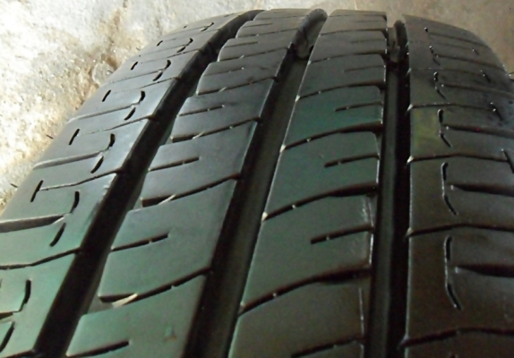 ยางกระบะ ขอบ15 มิชลิน205-70-15 ลงพื้นปี16ดอกหนา1เซ็น ( สวยจัด2เส้น+พอใช้2เส้น)