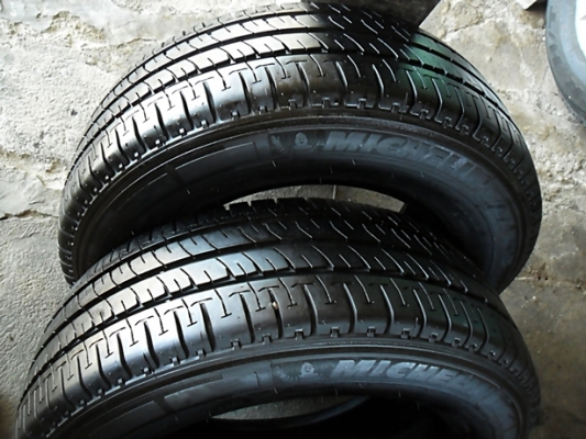 ยางกระบะ ขอบ15 มิชลิน205-70-15 ลงพื้นปี16ดอกหนา1เซ็น ( สวยจัด2เส้น+พอใช้2เส้น)