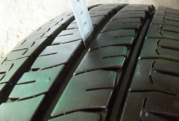 ยางกระบะ ขอบ15 มิชลิน205-70-15 ลงพื้นปี16ดอกหนา1เซ็น ( สวยจัด2เส้น+พอใช้2เส้น)