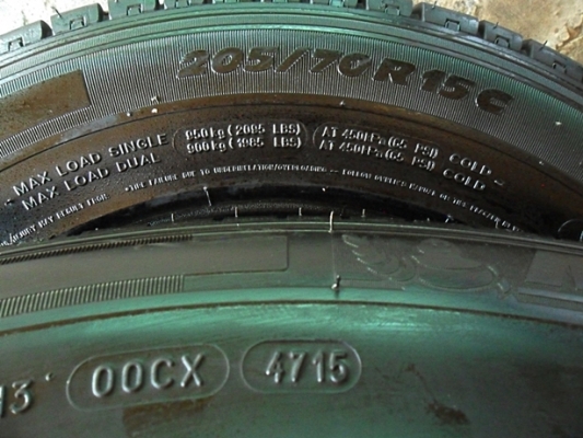 ยางกระบะ ขอบ15 มิชลิน205-70-15 ลงพื้นปี16ดอกหนา1เซ็น ( สวยจัด2เส้น+พอใช้2เส้น)