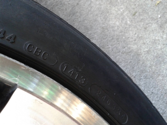 ขอบ17นิ้ว6รู พร้อมยาง ชุดนี้ ราคา 7400 บาท