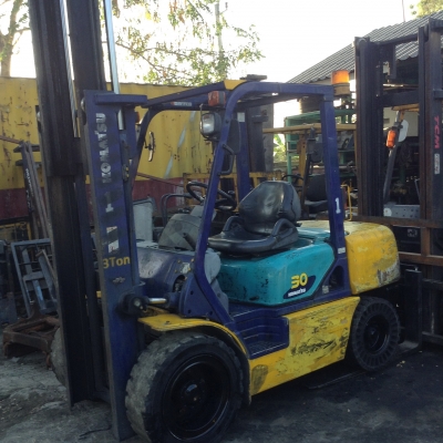 +++ ขายโฟล์คลิฟท์  KOMATSU FD30-14  ขนาด  3  ตัน  เครื่องยนต์ดีเซล  เสา  3  เมตร  เกียร์ธรรมดา  ยางตัน