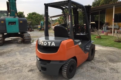 ขาย รถฟอร์คลิฟท์ TOYOTA 2.5ตัน เสา 4.5เมตร เครื่องดีเซล เก่าญี่ปุ่น โทร.090-986-2521 อ๊อบ