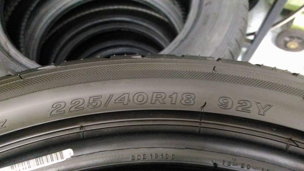 ขายยาง Bridgestone Potenza S001(made in Poland) 225/40/18,245/35/18 ผลิตปี 2014 ยางเทพๆ เพิ่งลงพื้นเมื่อเดือนก่อน เห็นตุ่มชัดคู่นึง เลือนๆคู่นึง ไม่มีปะ ขายถูก 4 เส้น 6800.- **