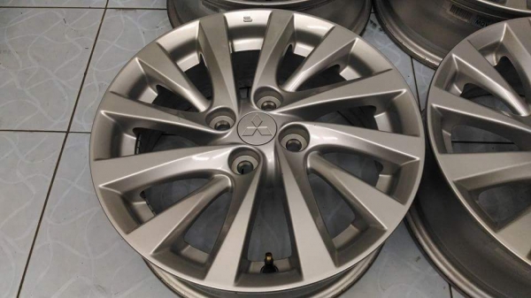 ล้อแม็ก Mitsubishi Attrage ขอบ 15 สภาพสวย เดิมๆ สีเดิม มีขีดข่วนบ้างเล็กๆน้อยๆ ไม่มีรอยเบียด ขายถูกๆ ทั้งชุด 5900.-/ใส่ ถ่วงฟรี รับเทิร์น รับบัตรเครดิตทุกธนาคาร ส่งทั่วไทยค่ะ ล้อแม็ก Mitsubishi Attrage ขอบ 15 สภาพสวย เดิมๆ สีเดิม มีขีดข่วนบ้างเล็กๆน้อยๆ ไม่มีรอยเบียด ขายถูกๆ ทั้งชุด 5900.-/ใส่ ถ่วงฟรี รับเทิร์น รับบัตรเครดิตทุกธนาคาร ส่งทั่วไทยค่ะ
